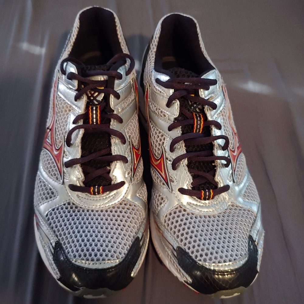 Mizuno running shoes (new)